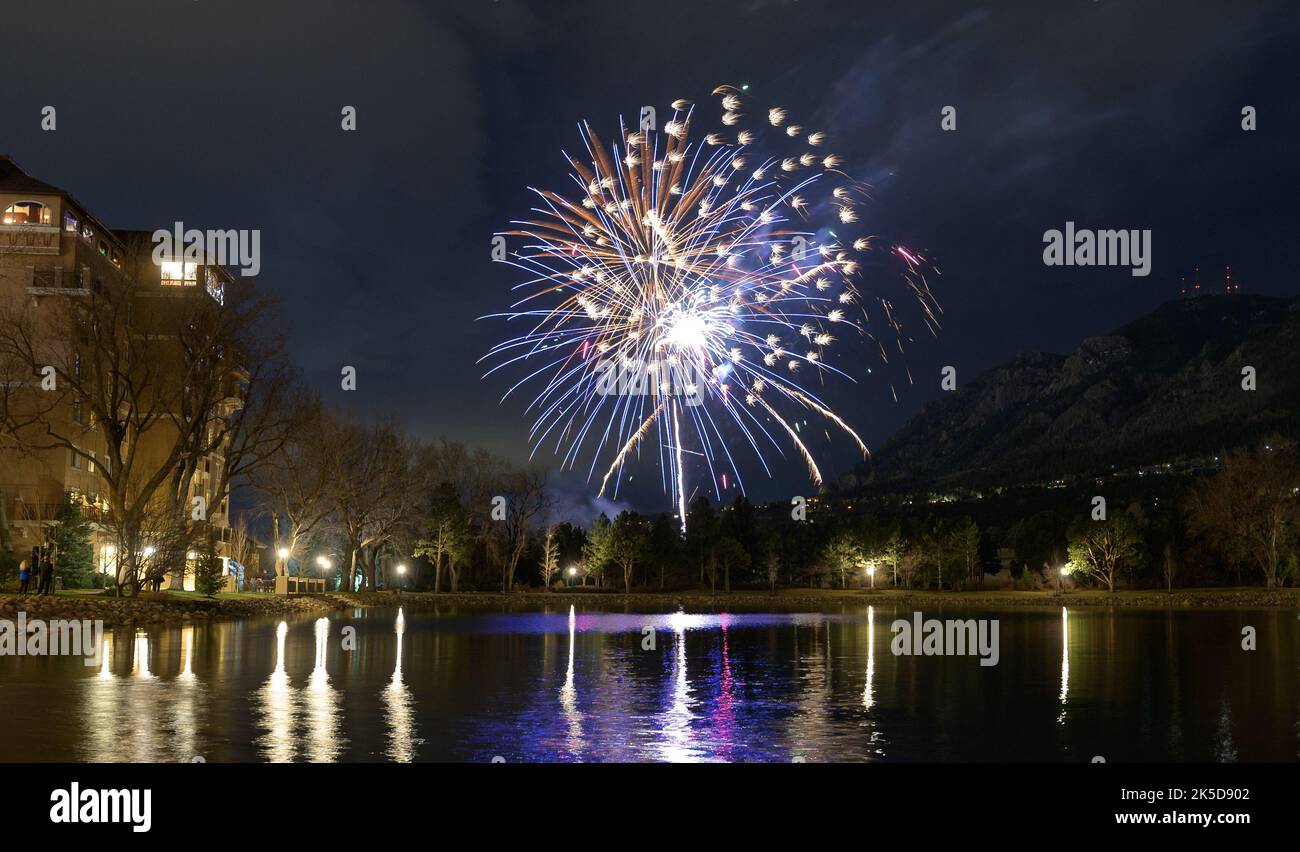 37th° Simposio spaziale apertura fuochi d'artificio, lunedì 4 aprile 2022, Broadmoor Hotel a Colorado Springs, Colorado. Foto Stock