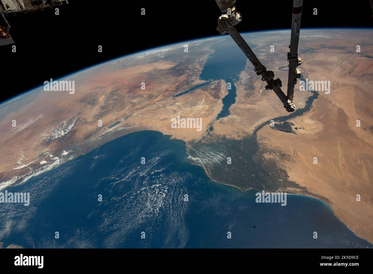 Il braccio robotico Canadarm2 si estende sulla ISS con il Delta del Nilo e il Mar Rosso nella penisola arabica visibili da 257 miglia sopra il Mar Mediterraneo. Foto Stock