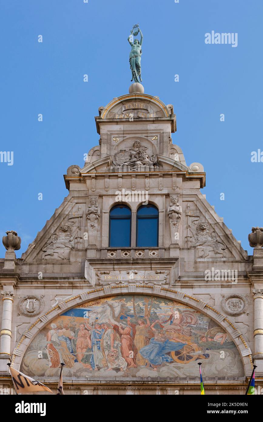 Teatro reale olandese, facciata con murale, Gand, Fiandre Orientali, Fiandre, Belgio Foto Stock