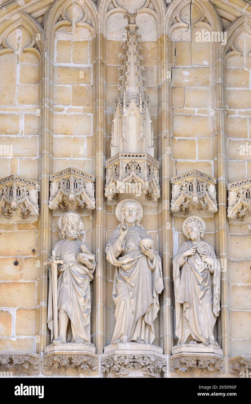 Statue sopra l'ingresso della Cattedrale di San Bavo, Gand, Fiandre Orientali, Fiandre, Belgio Foto Stock