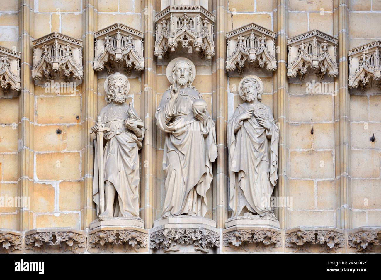 Statue sopra l'ingresso della Cattedrale di San Bavo, Gand, Fiandre Orientali, Fiandre, Belgio Foto Stock