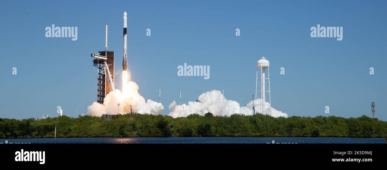 Un razzo SpaceX Falcon 9 che porta la navicella spaziale Crew Dragon della società è lanciato su Axiom Mission 1 (Ax-1) alla Stazione spaziale Internazionale con il comandante Michael López-Alegría di Spagna e Stati Uniti, il pilota Larry Connor degli Stati Uniti, e gli specialisti della missione Eytan Stibe di Israele, E Mark Pathy of Canada a bordo, venerdì 8 aprile 2022, al Kennedy Space Center della NASA in Florida. La missione Ax-1 è la prima missione privata dell'astronauta nella Stazione spaziale Internazionale. López-Alegría, Connor, Pathy, Stibe lanciato alle 11:17:00 dal complesso di lancio 39A presso il Kennedy Space CE Foto Stock