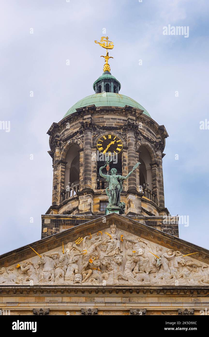 Timpano con torre, Paleis op de Dam, Palazzo reale, Amsterdam, Olanda del Nord, Paesi Bassi Foto Stock