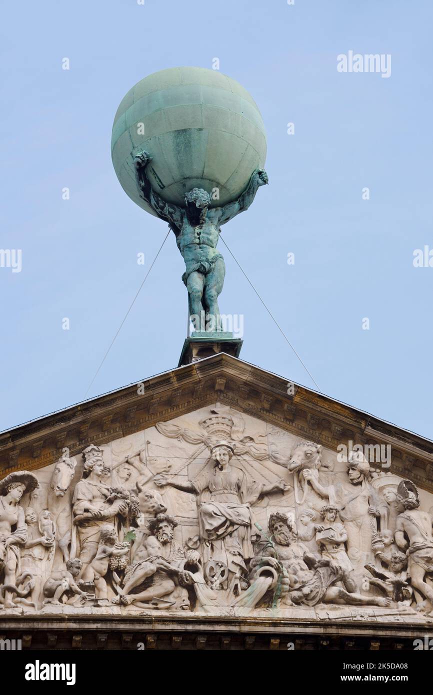 Statua dell'Atlante e rilievi sul frontone, Paleis op de Dam, Palazzo reale, Amsterdam, Olanda del Nord, Paesi Bassi Foto Stock