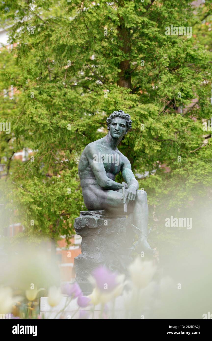 Statua in giardino, Rijksmuseum, Museumplein, Amsterdam, Olanda del Nord, Paesi Bassi Foto Stock
