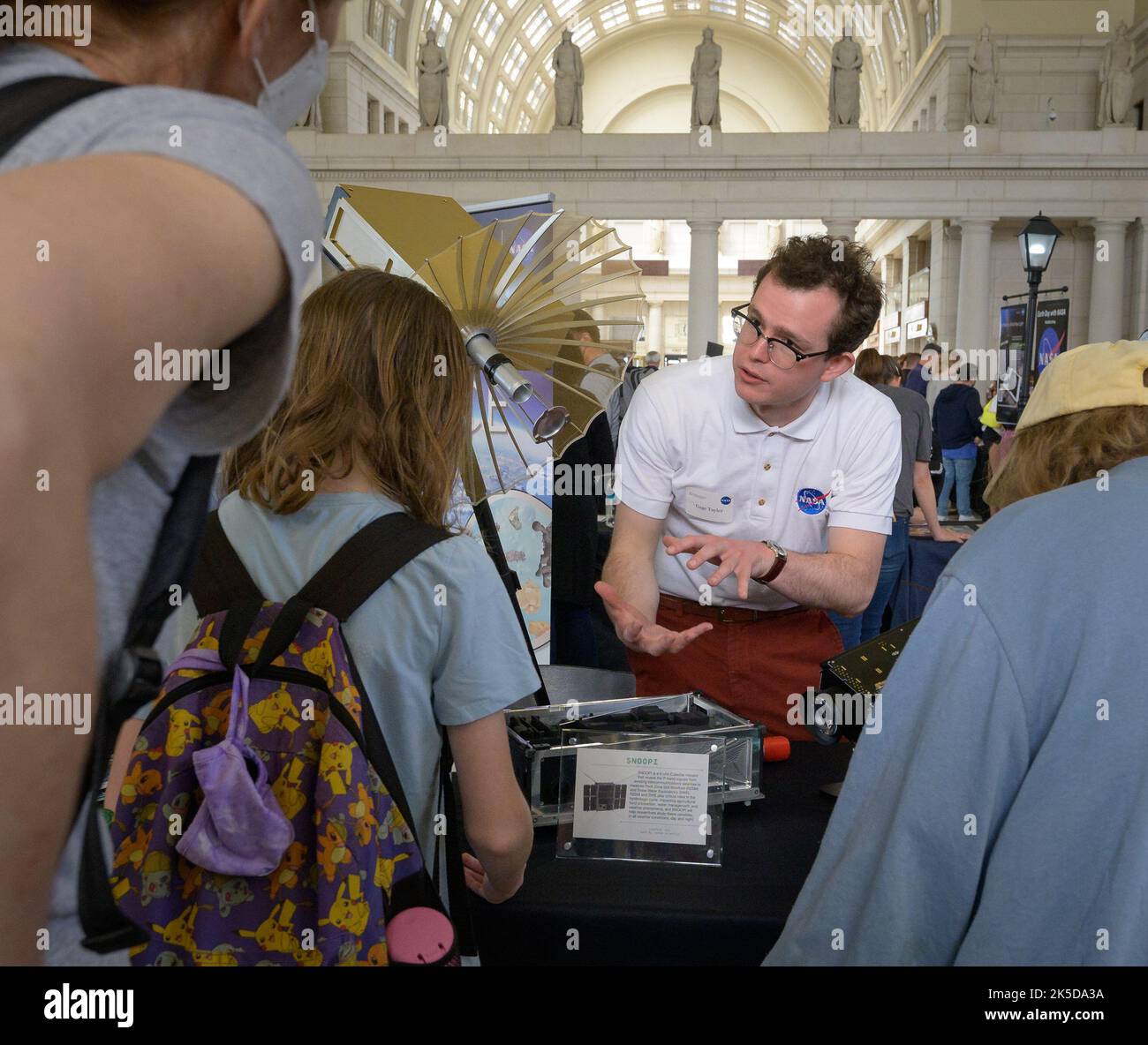 La NASA ha tenuto mostre pratiche presso la Union Station, Washington, D.C., il 22 aprile 2022, come parte degli eventi della giornata della Terra, coinvolge i visitatori con scienza educativa e mostre spaziali. Foto Stock