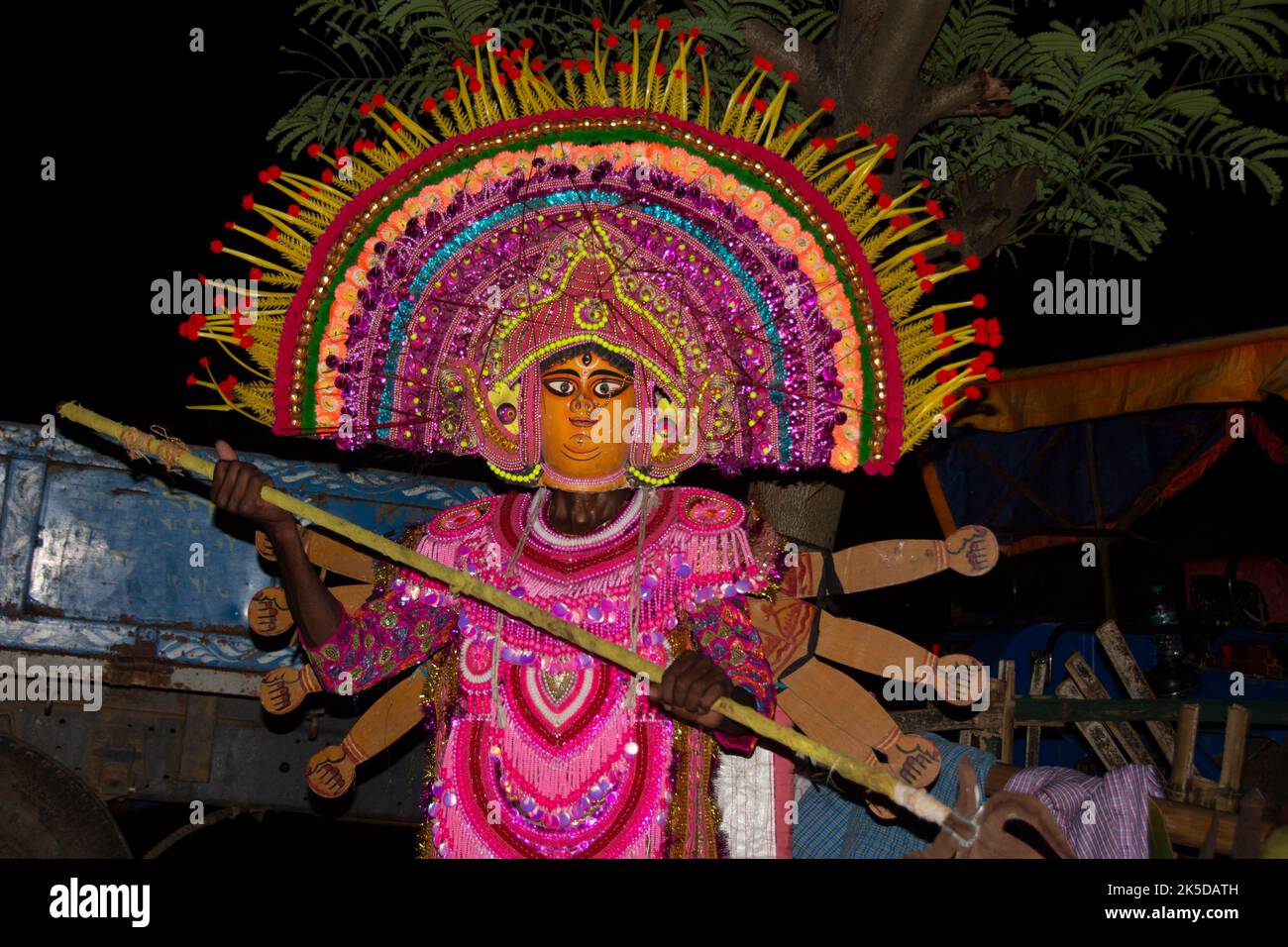 La danza Chhau, anche scritta come Chau o Chhau, è una danza indiana semi classica con tradizioni marziali, tribali e folcloristiche, con origini nell'India orientale Foto Stock