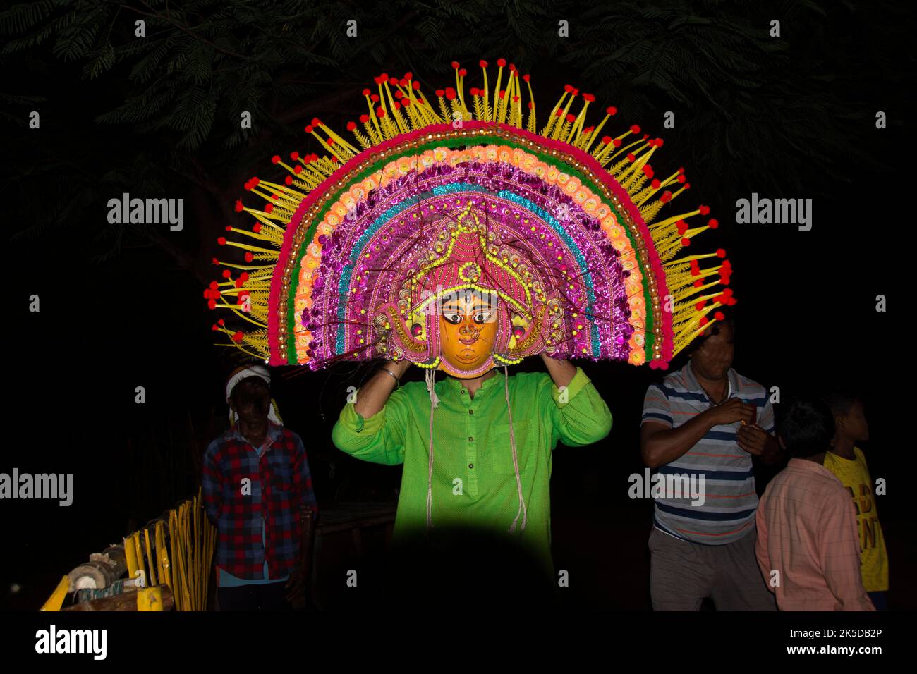 La danza Chhau, anche scritta come Chau o Chhau, è una danza indiana semi classica con tradizioni marziali, tribali e folcloristiche, con origini nell'India orientale Foto Stock