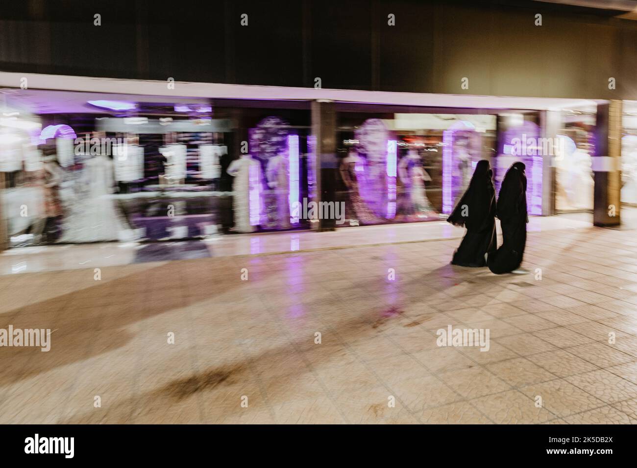 Arabia Saudita, provincia della Mecca, Jeddah/Jeddah, vetrina, abito da sera, illuminazione Foto Stock