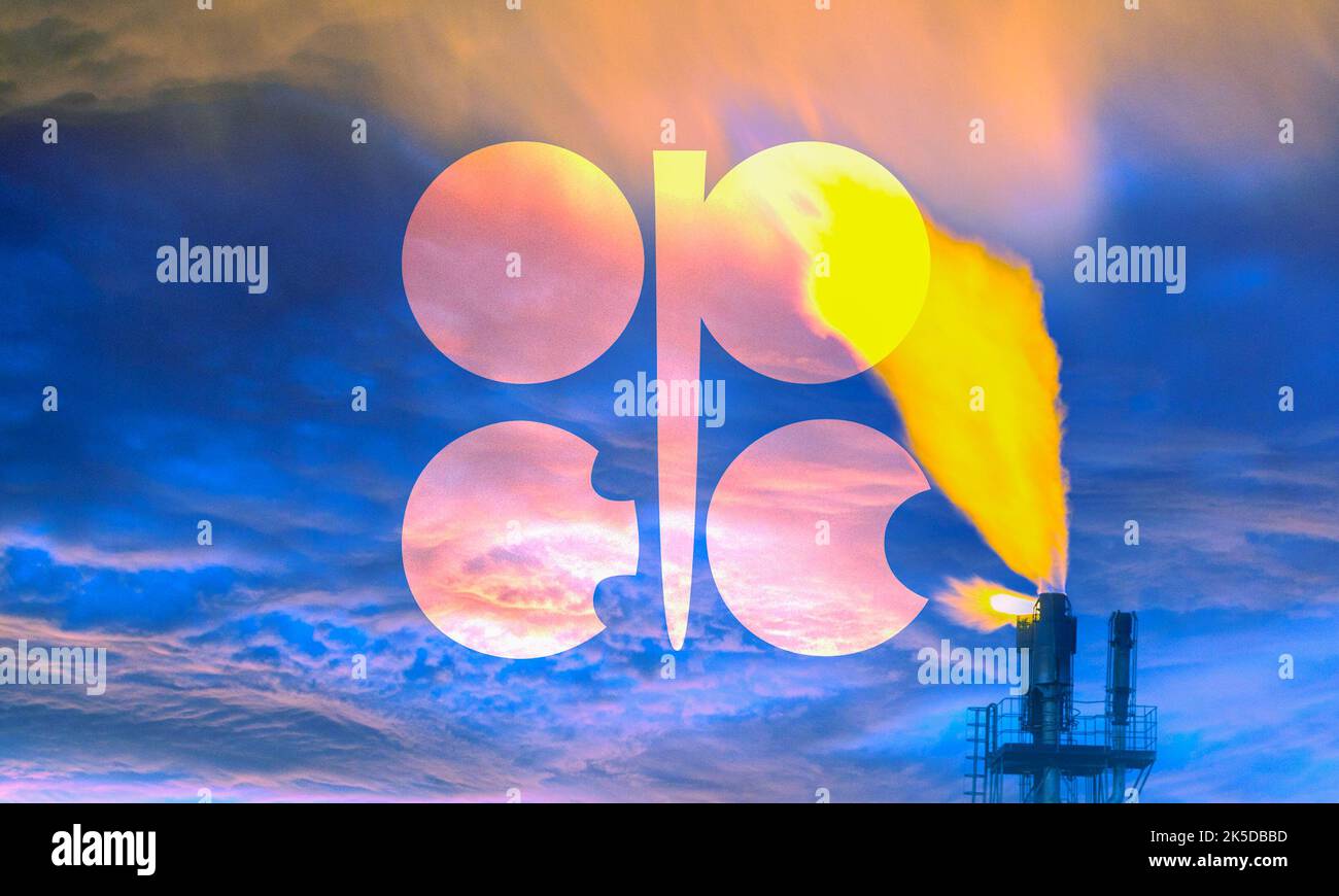 Stack di farine a gas di raffineria con logo OPEC sovrapposto. Petrolio, gas, prezzi di energia, petrolio greggio, riscaldamento globale, concetto di cambiamento climatico Foto Stock