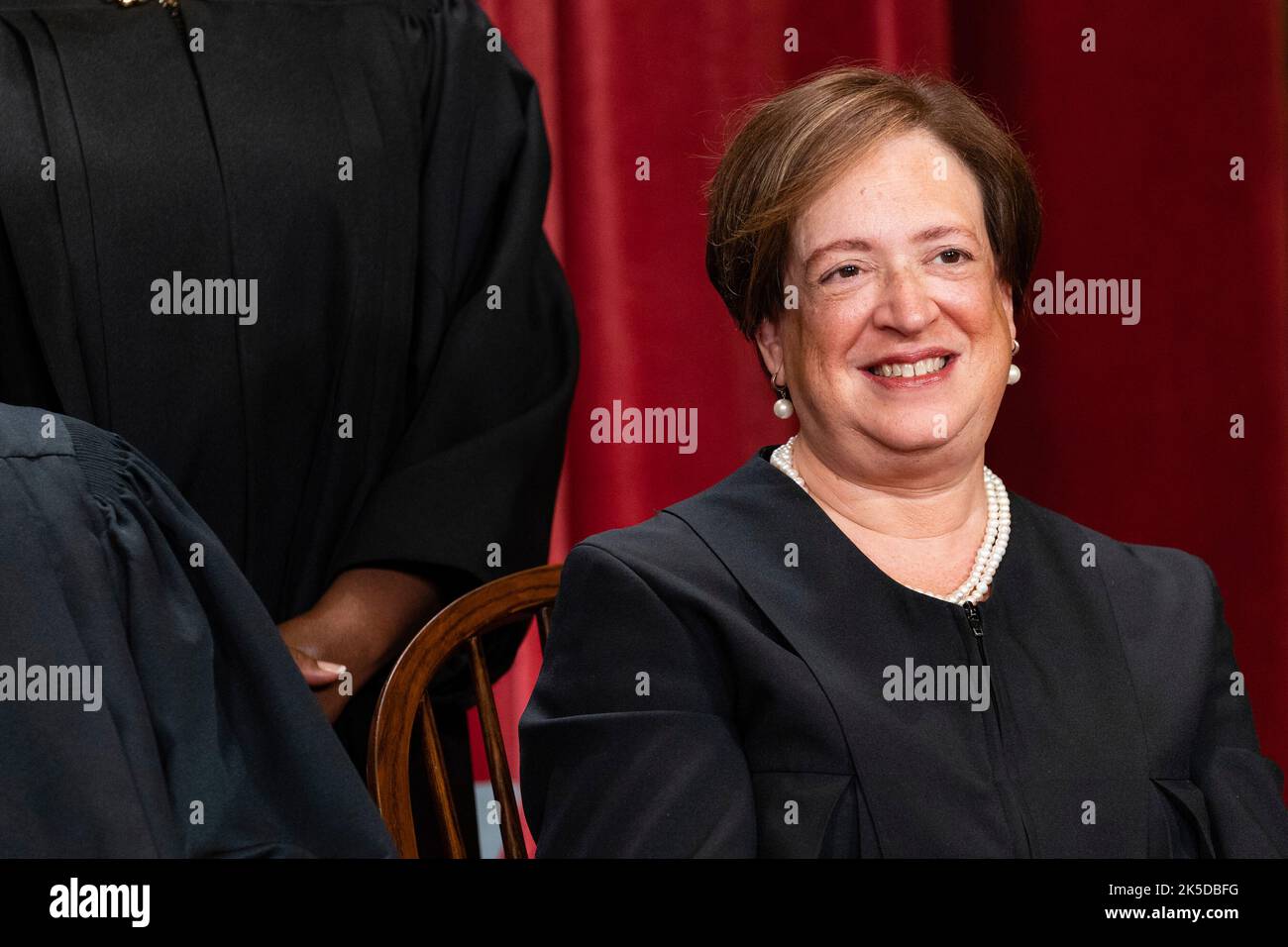 Washington DC, Stati Uniti. 07th Ott 2022. Washington, DC, Stati Uniti. 7th Ott 2022. Giustizia associata Elena Kagan durante il gruppo formale fotografia alla Corte Suprema di Washington, DC, Stati Uniti, Venerdì, 7 ottobre, 2022. La corte ha aperto il suo nuovo mandato Lunedi con un calendario già pieno di scontri di alto profilo, tra cui due casi che potrebbero porre fine all'uso della corsa nelle ammissioni universitarie. Credit: Eric Lee/Pool via CNP/dpa/Alamy Live News Credit: dpa picture Alliance/Alamy Live News Foto Stock