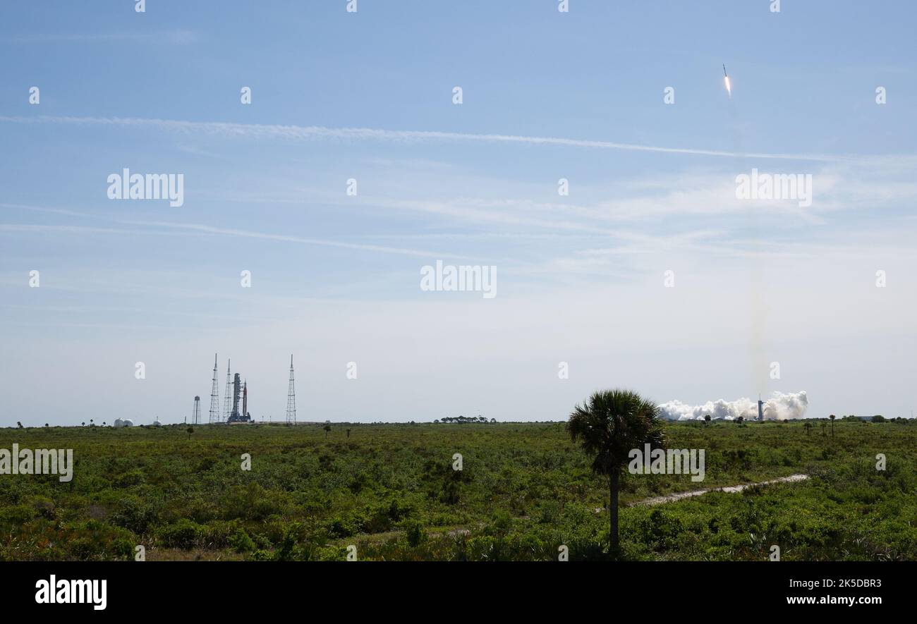 Il razzo Space Launch System (SLS) della NASA con la navicella spaziale Orion a bordo è visto in cima a un lanciatore mobile al Launch Complex 39B, a sinistra, Come un razzo SpaceX Falcon 9 che porta la navicella spaziale Crew Dragon della società è lanciato su Axiom Mission 1 (Ax-1) alla Stazione spaziale Internazionale con il comandante Michael López-Alegría di Spagna e Stati Uniti, il pilota Larry Connor degli Stati Uniti, e gli specialisti di missione Eytan Stibe di Israele, E Mark Pathy of Canada a bordo, venerdì 8 aprile 2022, al Kennedy Space Center della NASA in Florida. La missione Ax-1 è la prima missione privata dell'astronauta Foto Stock