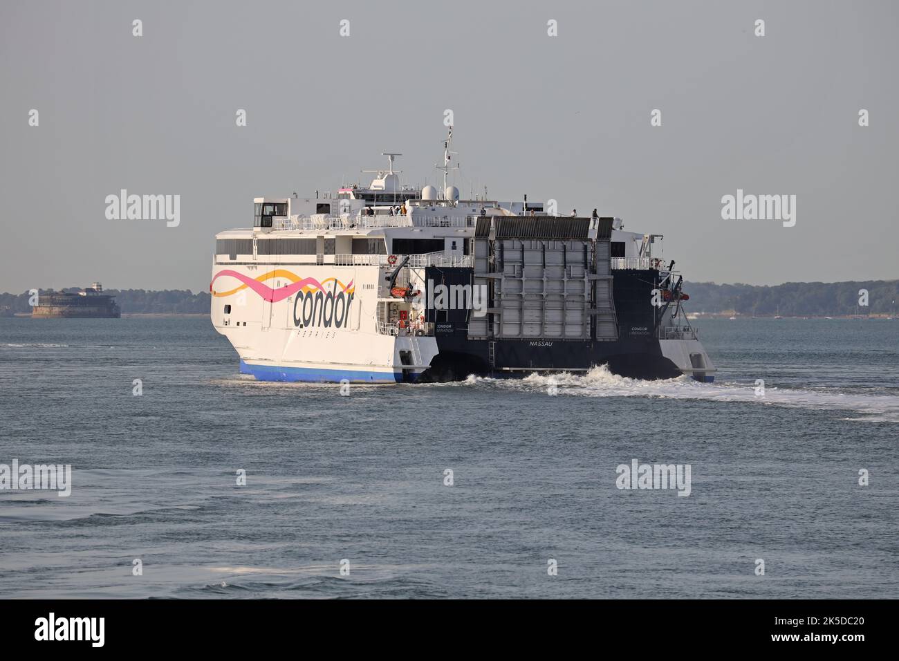 Il traghetto ad alta velocità CONDOR LIBERATION naviga attraverso il Solent Foto Stock