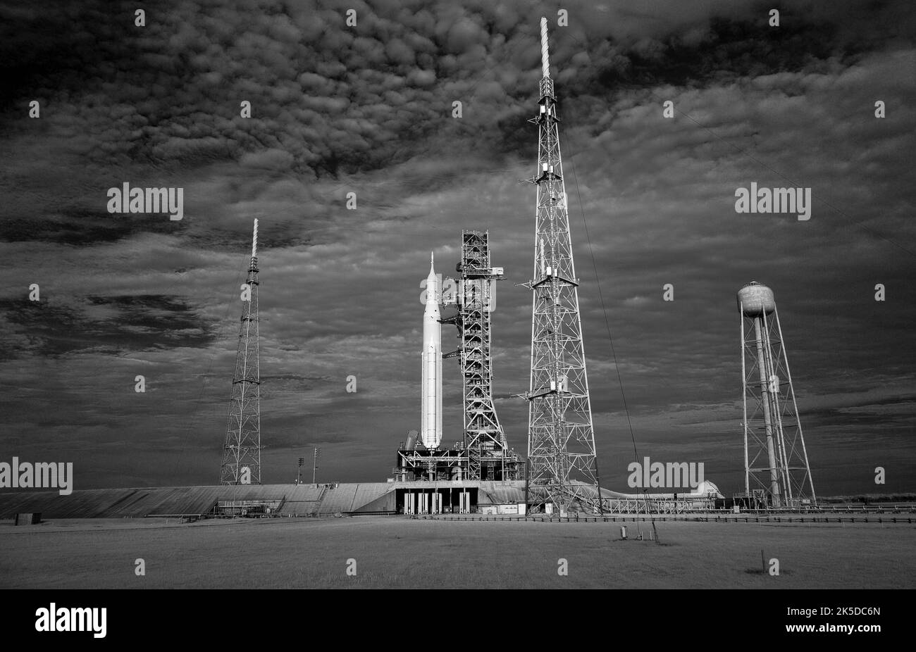 In questa immagine a infrarossi in bianco e nero, il razzo Space Launch System (SLS) della NASA con la navicella spaziale Orion a bordo è visto in cima a un lanciatore mobile al Launch Pad 39B mentre i preparativi per il lancio continuano, venerdì 2 settembre 2022, al Kennedy Space Center della NASA in Florida. Il test di volo Artemis i della NASA è il primo test integrato dei sistemi di esplorazione dello spazio profondo dell’agenzia: Il veicolo spaziale Orion, il razzo SLS e i sistemi di supporto a terra. Il lancio del test di volo senza equipaggio è previsto per il 3 settembre alle ore 2:17 EDT. Foto Stock