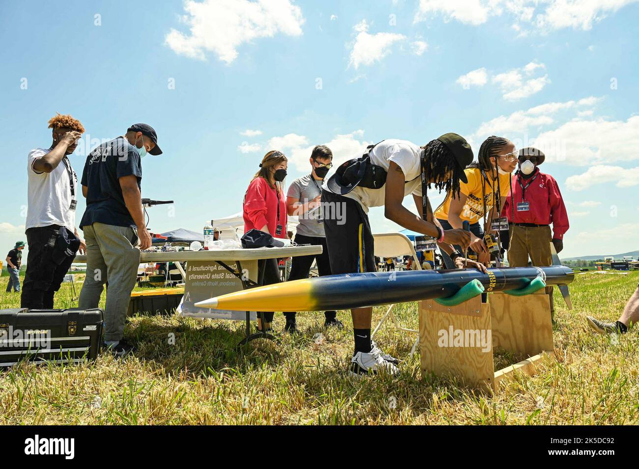 Le squadre delle scuole superiori e dei college si incontrano a Bragg Farms, Alabama, il 23 aprile 2022, per la competizione di missilistica Student Launch della NASA dopo due anni di eventi virtuali. Foto Stock