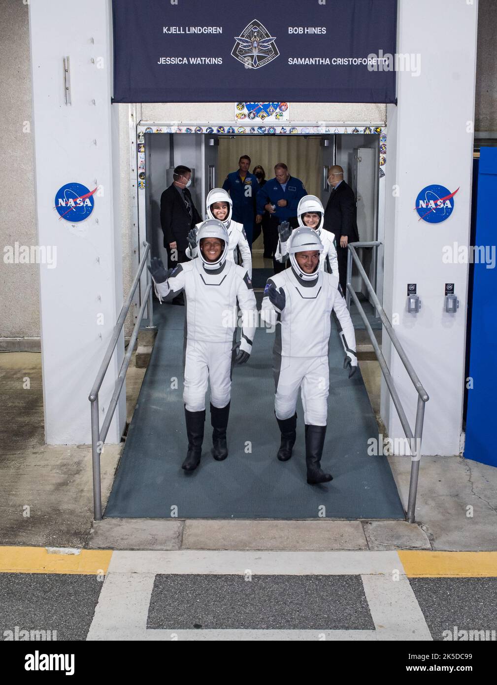 Gli astronauti della NASA Robert Hines, a sinistra, Kjell Lindgren, a destra, Jessica Watkins, A sinistra, e l'astronauta dell'ESA Samantha Cristoforetti, indossando le spaceX spacesuits, sono visti mentre si preparano a partire dal Neil A. Armstrong Operations and Checkout Building for Launch Complex 39A per salire a bordo della navicella spaziale SpaceX Crew Dragon per il lancio della missione Crew-4, mercoledì 27 aprile 2022, Al Kennedy Space Center della NASA in Florida. La missione SpaceX Crew-4 della NASA è la quarta missione di rotazione dell'equipaggio della navicella spaziale SpaceX Crew Dragon e del razzo Falcon 9 verso l'International Space Station come pa Foto Stock