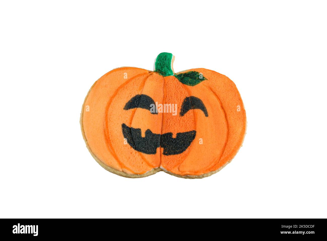 Biscotto al burro a forma di zucca con un sorriso (sfondo bianco). Foto Stock