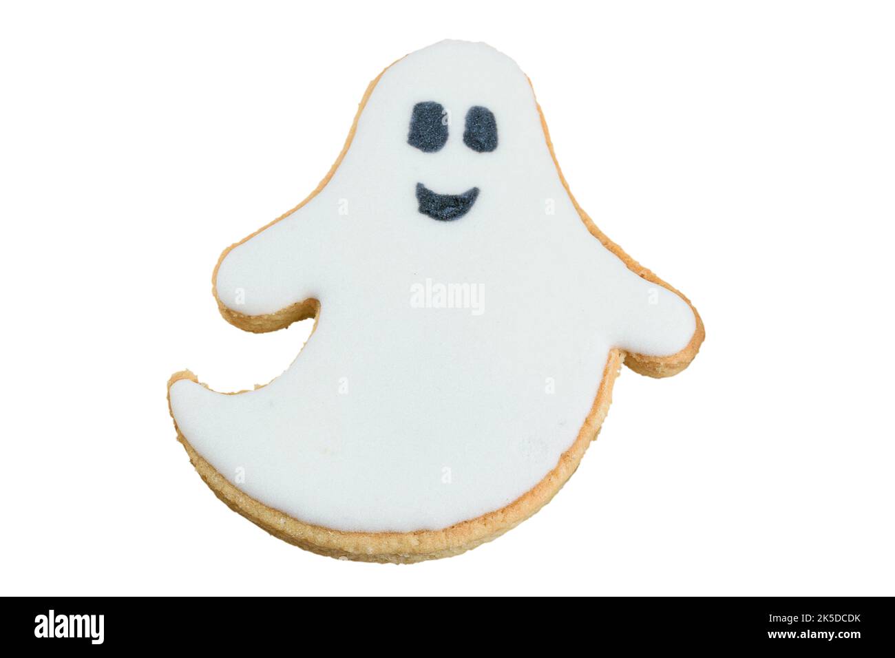Biscotti al burro a forma di fantasma sorridente (sfondo bianco). Foto Stock