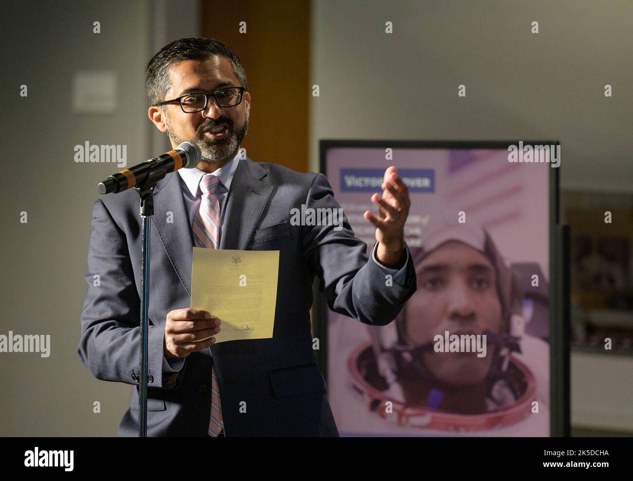Chirag Parikh del National Space Council ha letto una lettera del vicepresidente Kamala Harris all'astronauta della NASA Victor Glover durante un evento educativo del 28 aprile 2022 presso il National Museum of African American History and Culture. Glover ha pilotato Crew-1 SpaceX Crew Dragon Resilience durante la Expedition 64, tornando dalla ISS il 2 maggio 2021. Foto Stock