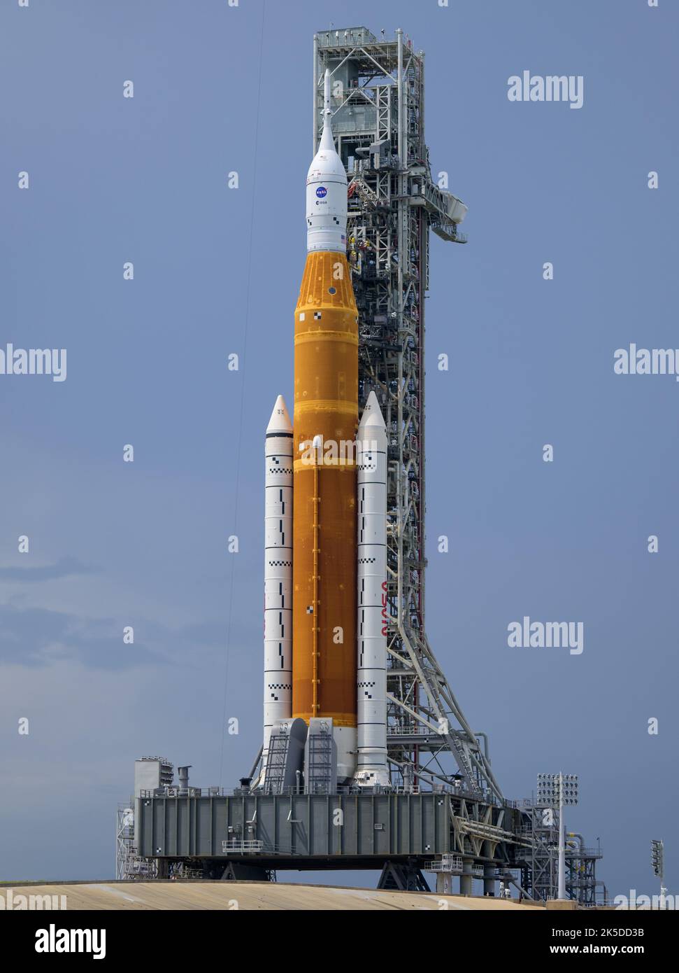 Il razzo Space Launch System (SLS) della NASA con la navicella spaziale  Orion a bordo viene visto in cima a un lanciatore mobile al Launch Pad 39B  mentre i preparativi per il