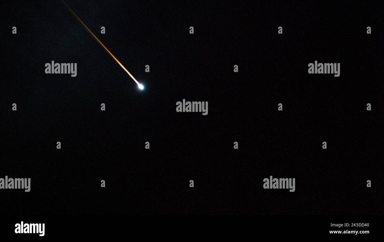 La ISS Progress 79 rifornisce il veicolo spaziale da Roscosmos rientrò nell'atmosfera terrestre sopra l'Oceano Pacifico, producendo una pista al plasma visibile e bruciando in sicurezza durante la discesa. Foto Stock