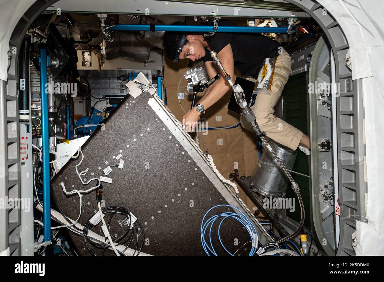 Astronauta della NASA ed Expedition 67 Flight Engineer Jessica Watkins servizi componenti di supporto alla vita all'interno del rack del sistema di recupero dell'acqua del modulo tranquility abbaord la Stazione spaziale Internazionale. Foto Stock