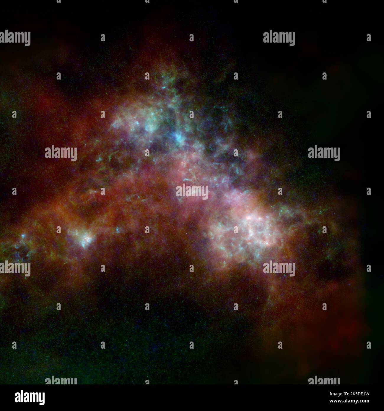 La piccola nuvola Magellanica, mostrata qui, è una galassia nana che orbita intorno alla Via Lattea. L'immagine include i dati della missione Herschel dell'ESA (Agenzia spaziale europea), completati dai dati dell'osservatorio Planck dell'ESA in pensione e da due missioni NASA in pensione, il satellite astronomico a infrarossi (IRAS) e il Cosmic background Explorer (COBE). Operata da 2009 a 2013, Herschel ha rilevato lunghezze d'onda di luce nelle gamme di infrarossi lontani e microonde, ed è stata ideale per studiare la polvere nelle galassie vicine perché poteva catturare strutture su piccola scala nelle nuvole di polvere in alta risoluzione. Tuttavia, Herschel o Foto Stock