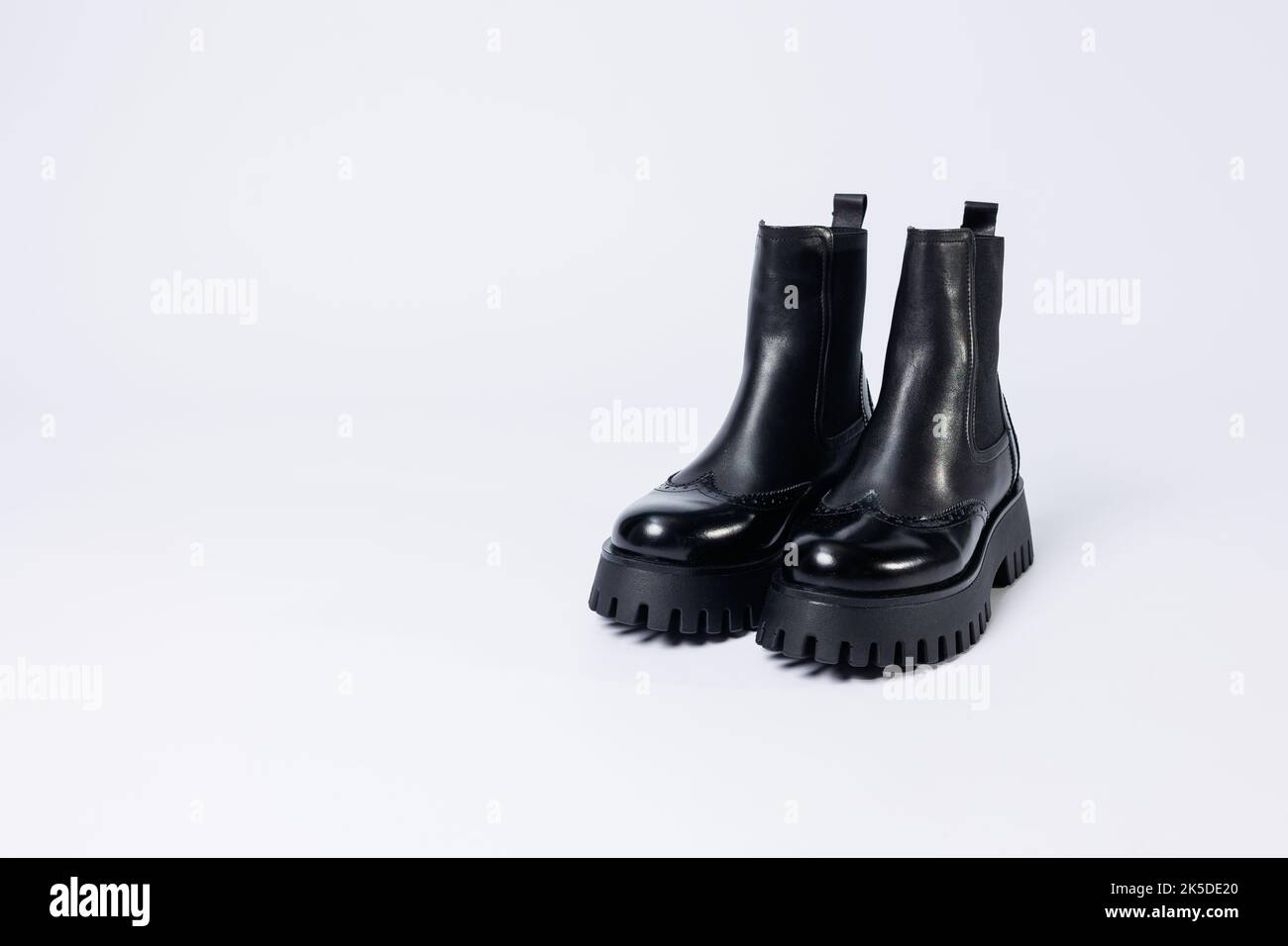 Stivali neri da donna in vera pelle su suola ruvida senza lacci. Nuova collezione di scarpe da primavera da donna Foto Stock