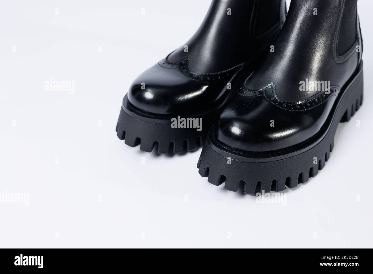 Stivali neri da donna in vera pelle su suola ruvida senza lacci. Nuova collezione di scarpe da primavera da donna Foto Stock