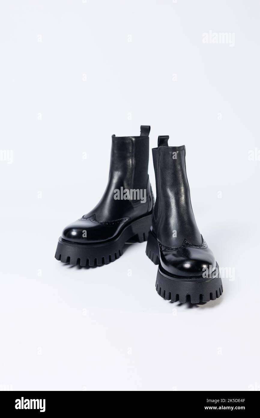 Stivali neri da donna in vera pelle su suola ruvida senza lacci. Nuova collezione di scarpe da primavera da donna Foto Stock