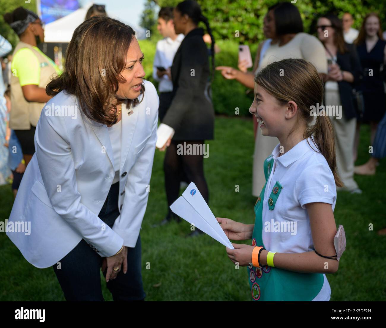 La vicepresidente Kamala Harris ha parlato con i bambini durante le attività pratiche STEM presso la residenza del vicepresidente presso l'Osservatorio Navale il 17 giugno 2022, inclusa una proiezione del Lightyear di Disney Pixar per famiglie militari e studenti locali. Foto Stock