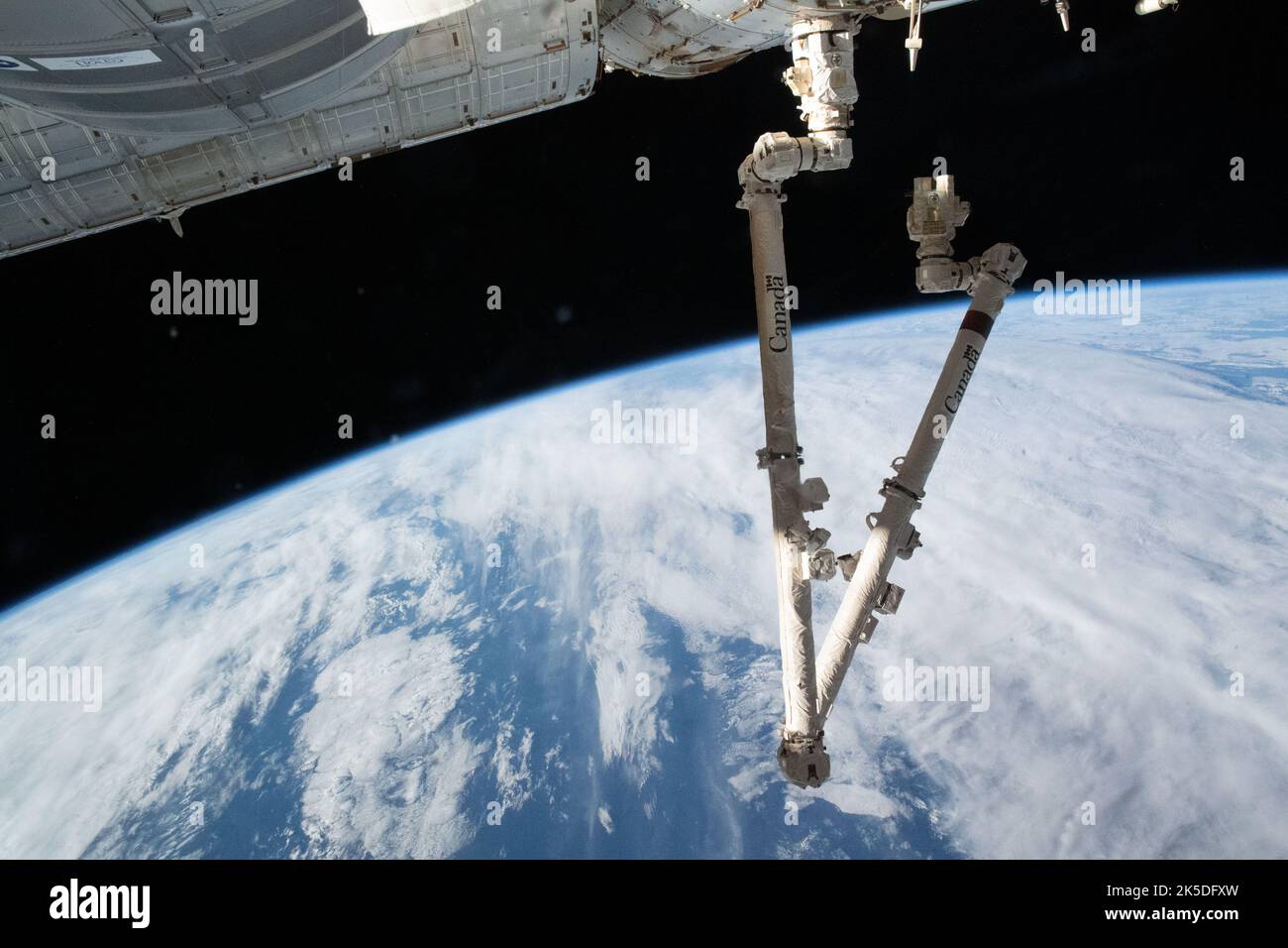 Il braccio robotico Canadarm2, lungo 57,7 piedi, è collegato al modulo Harmony della stazione spaziale Internazionale, che si estende in posizione ripiegata a 271 miglia sopra l'Oceano Indiano vicino alla Tasmania. Foto Stock