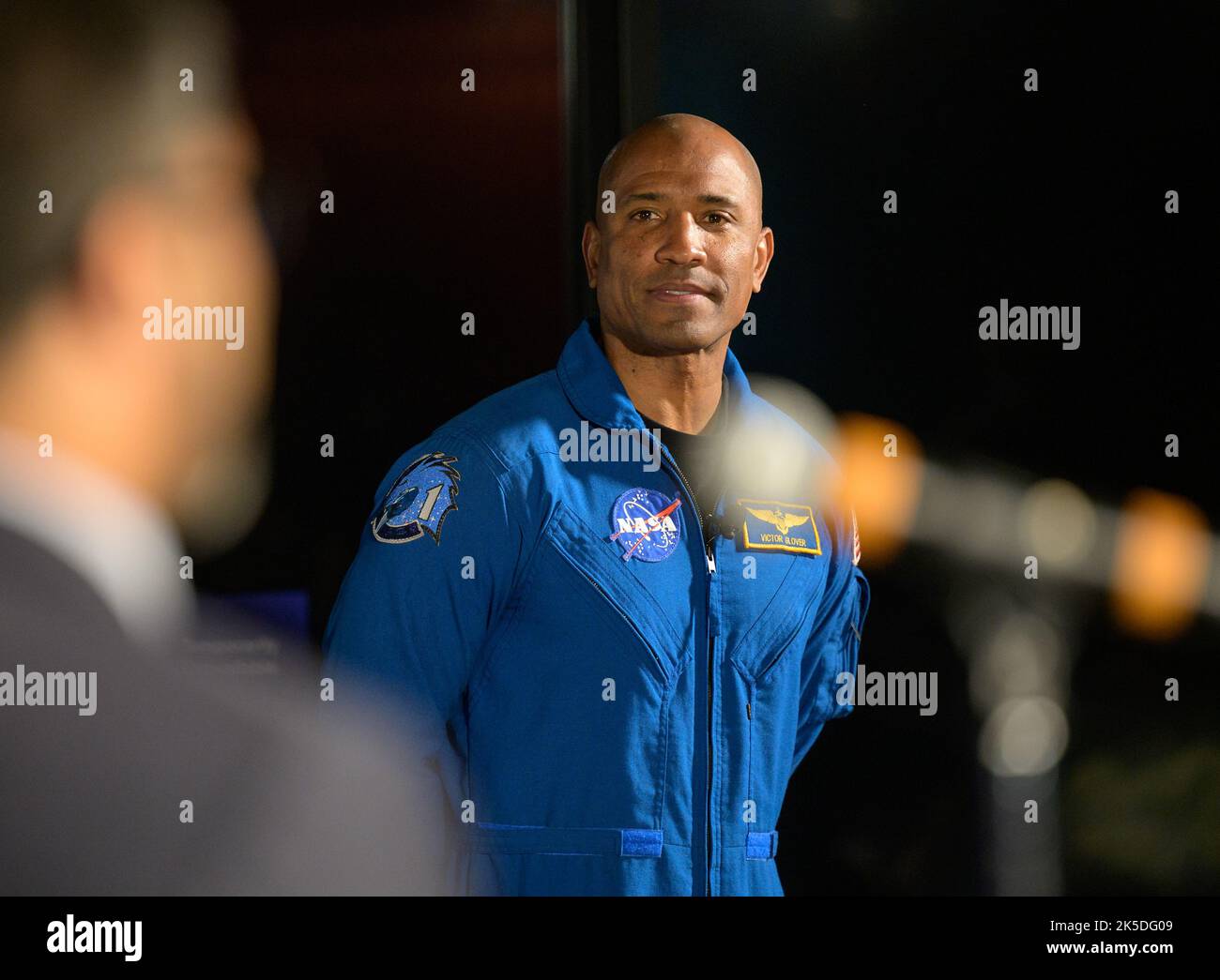 L'astronauta della NASA Victor Glover ha ricevuto una lettera dal vicepresidente Kamala Harris letta da Chirag Parikh durante un evento educativo il 28 aprile 2022, al National Museum of African American History and Culture di Washington. Glover ha pilotato Crew-1 SpaceX Crew Dragon Resilience sulla Expedition 64, tornando dalla ISS il 2 maggio 2021. Foto Stock