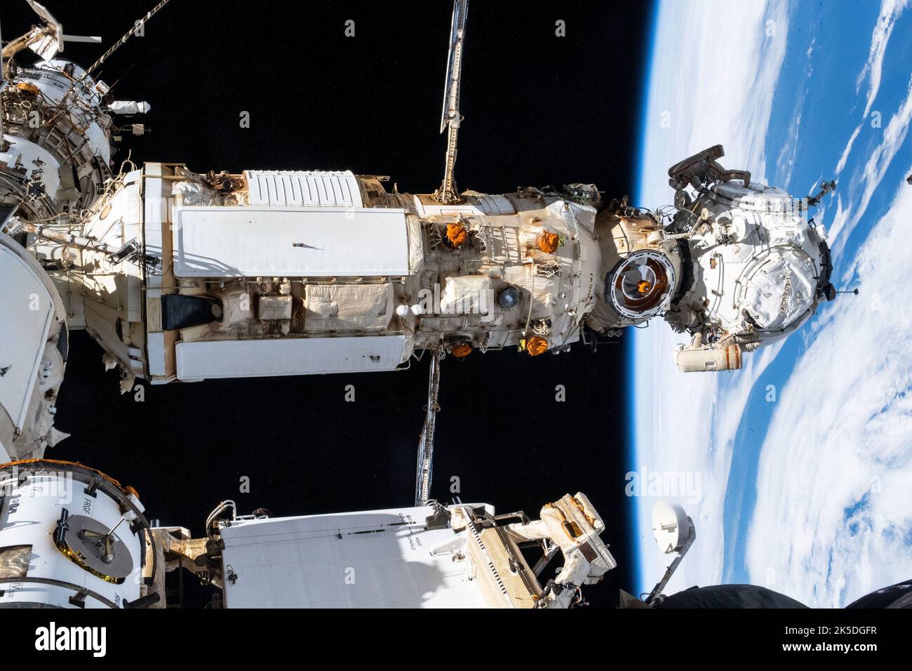 I cosmonauti Anton Shkaplerov e Pyotr Dubrov eseguono una passeggiata spaziale per integrare il modulo di aggancio Prichal e il modulo di laboratorio multiuso Nauka con la stazione spaziale Internazionale. Foto Stock