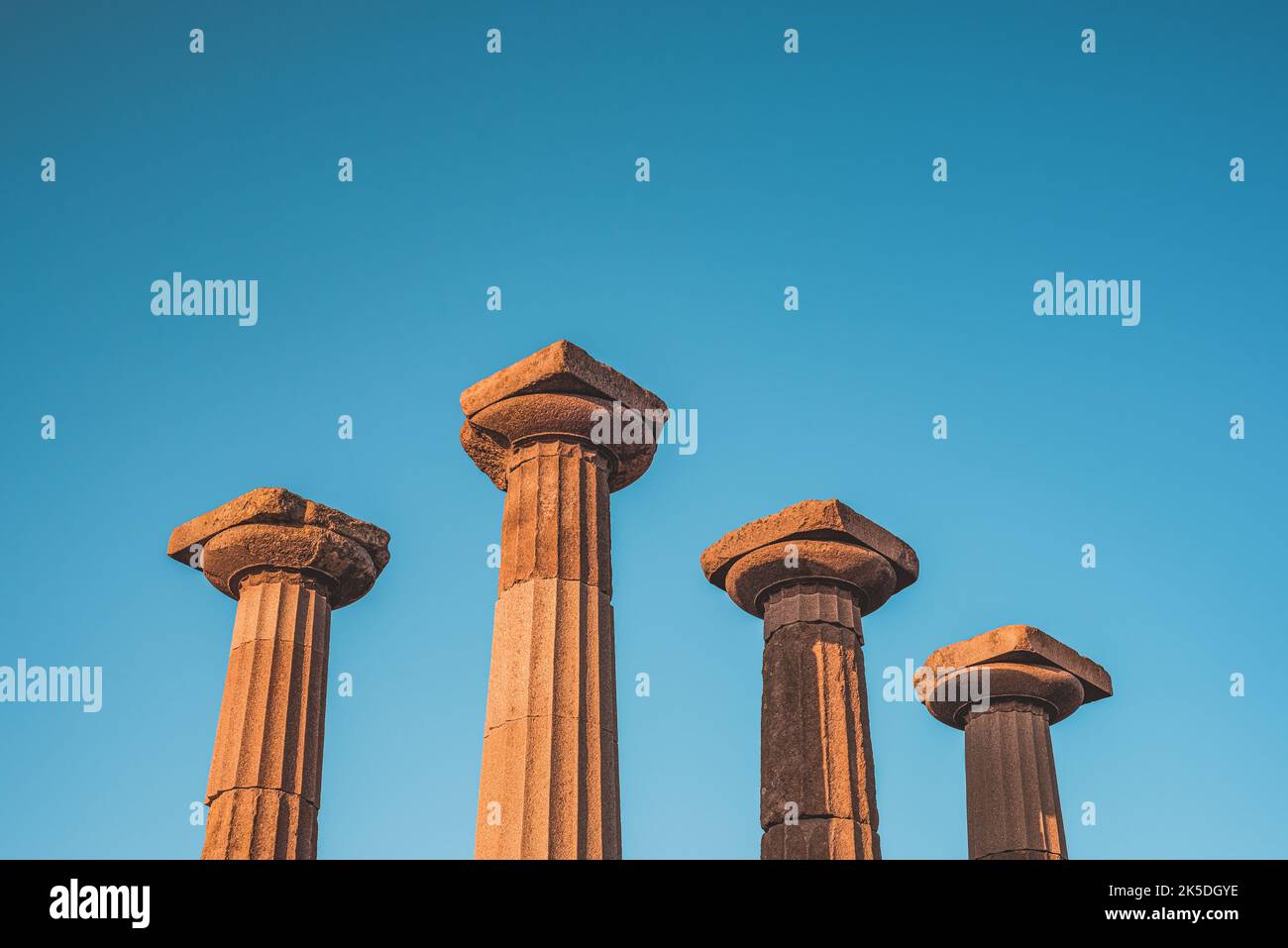 Colonne doriche del Tempio di Atena. Rovine dell'antica città di Assos. Behramkale, Turchia. Foto Stock