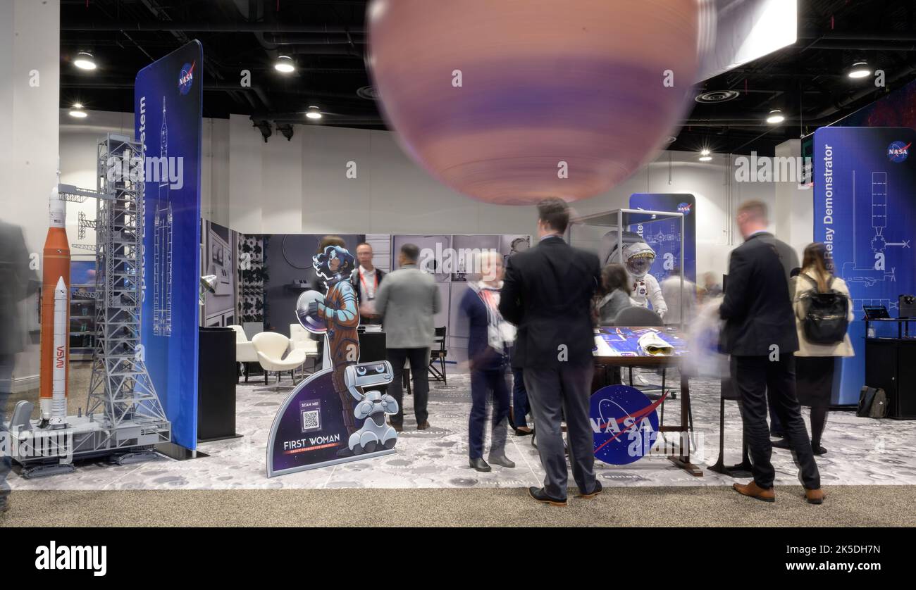 L'area espositiva della NASA è stata fotografata durante il 37th Space Symposium a Colorado Springs il 5 aprile 2022, al Broadmoor Hotel. Foto Stock