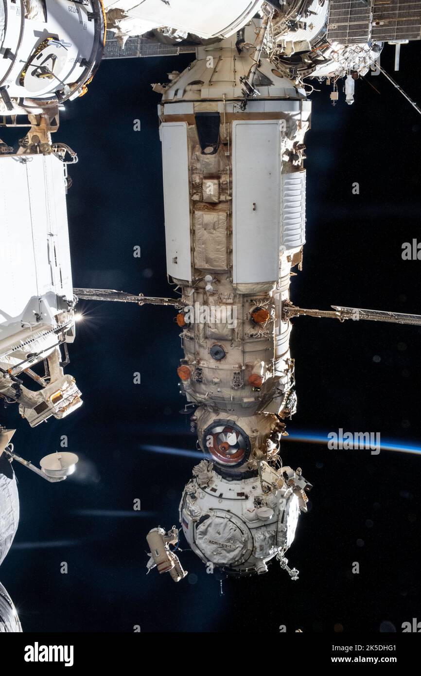 I cosmonauti Anton Shkaplerov e Pyotr Dubrov conducono una passeggiata spaziale per equipaggiare il modulo di aggancio Prichal e il modulo di laboratorio multiuso Nauka per l'integrazione con la stazione spaziale Internazionale. Foto Stock