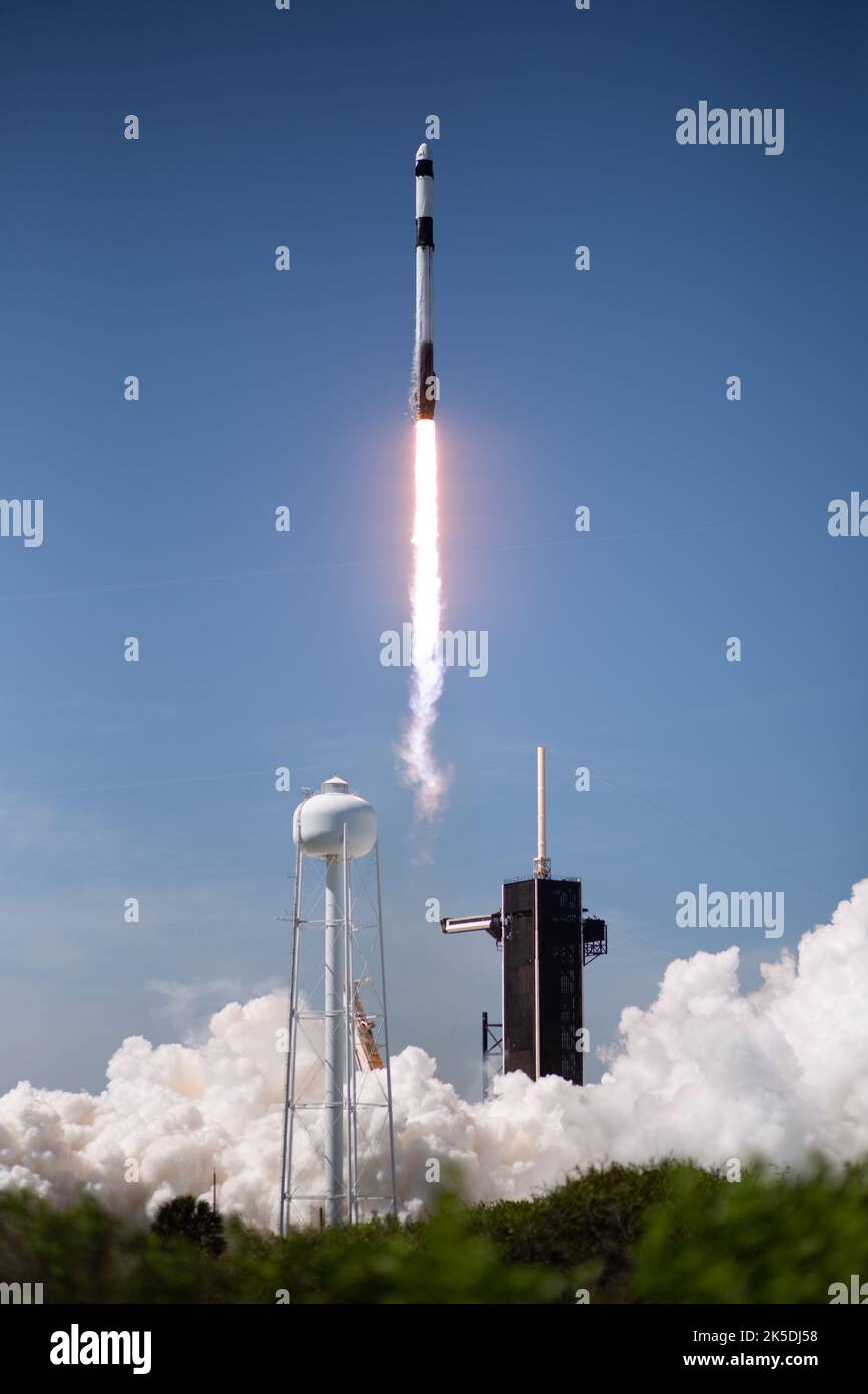 Un razzo SpaceX Falcon 9 che porta la navicella spaziale Crew Dragon della società è lanciato su Axiom Mission 1 (Ax-1) alla Stazione spaziale Internazionale con il comandante Michael López-Alegría di Spagna e Stati Uniti, il pilota Larry Connor degli Stati Uniti, e gli specialisti della missione Eytan Stibe di Israele, E Mark Pathy of Canada a bordo, venerdì 8 aprile 2022, al Kennedy Space Center della NASA in Florida. La missione Ax-1 è la prima missione privata dell'astronauta nella Stazione spaziale Internazionale. López-Alegría, Connor, Pathy, Stibe lanciato alle 11:17:00 dal complesso di lancio 39A presso il Kennedy Space CE Foto Stock