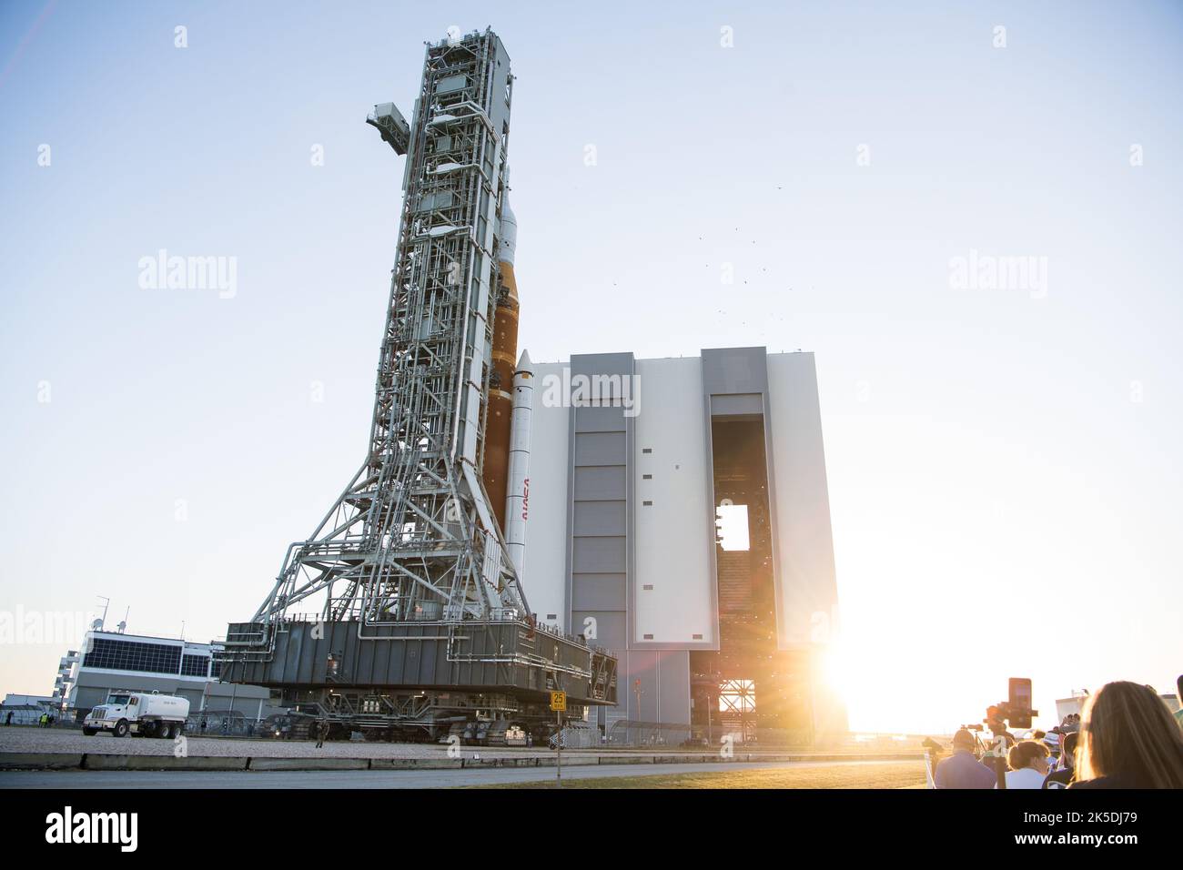 Il razzo Space Launch System (SLS) della NASA con la navicella spaziale Orion a bordo viene visto in cima a un lanciatore mobile mentre esce da High Bay 3 del Vehicle Assembly Building per la prima volta per lanciare il complesso 39B, giovedì 17 marzo 2022, al Kennedy Space Center della NASA in Florida. In vista del test di volo Artemis i della NASA, il razzo SLS e la navicella spaziale Orion, completamente impilati e integrati, saranno sottoposti a una prova di vestito bagnato al Launch Complex 39B per verificare i sistemi e praticare le procedure di conto alla rovescia per il primo lancio. Foto Stock