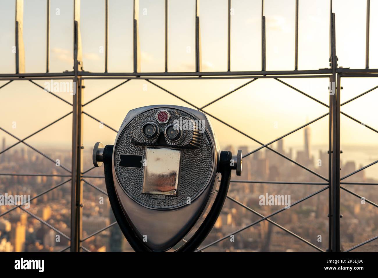 Binocoli turistici sulla piattaforma di osservazione di un grattacielo nel centro di New York Foto Stock