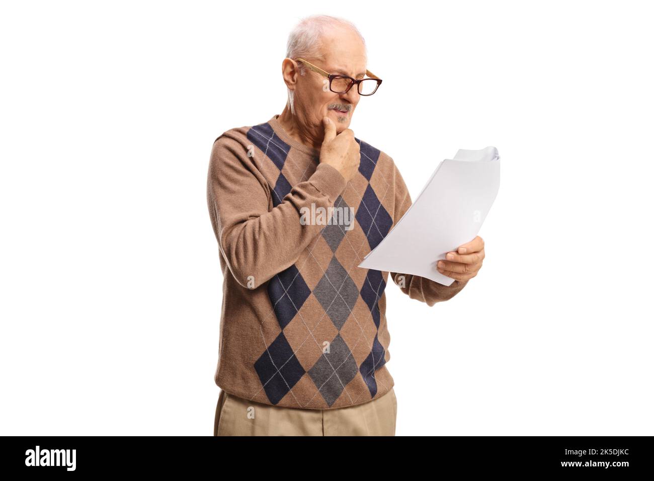 Uomo maturo casual che legge un documento isolato su sfondo bianco Foto Stock