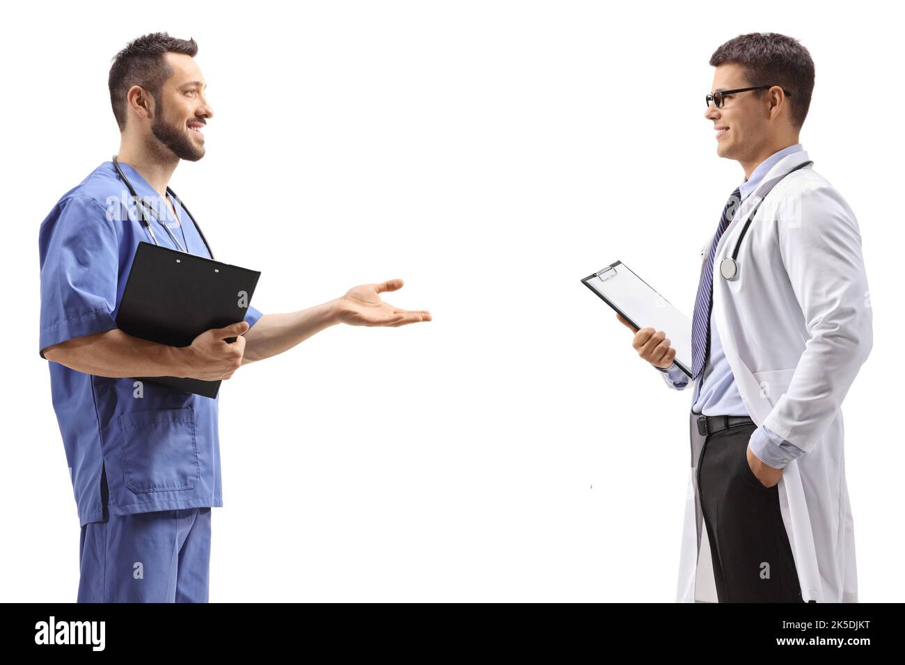 Foto di profilo di un medico e di un operatore sanitario che parla isolato su sfondo bianco Foto Stock