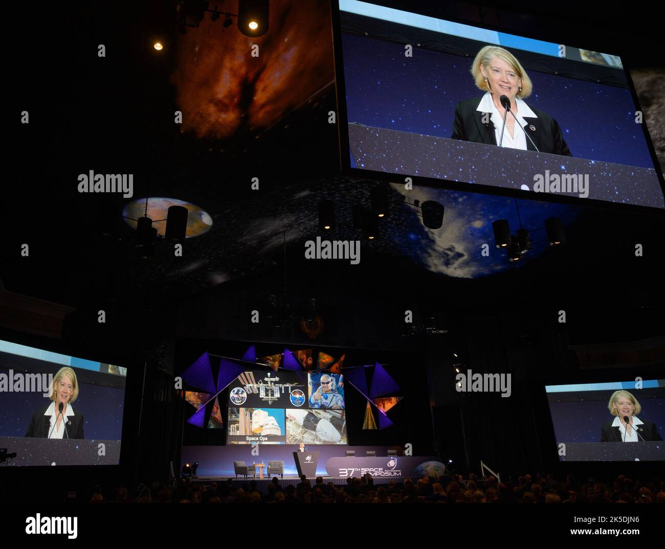 PAM Melroy, vice amministratore della NASA, ha parlato al 37th Space Symposium a Colorado Springs il 5 aprile 2022, affrontando la politica spaziale, i programmi di ricerca e le iniziative tecnologiche. Foto Stock