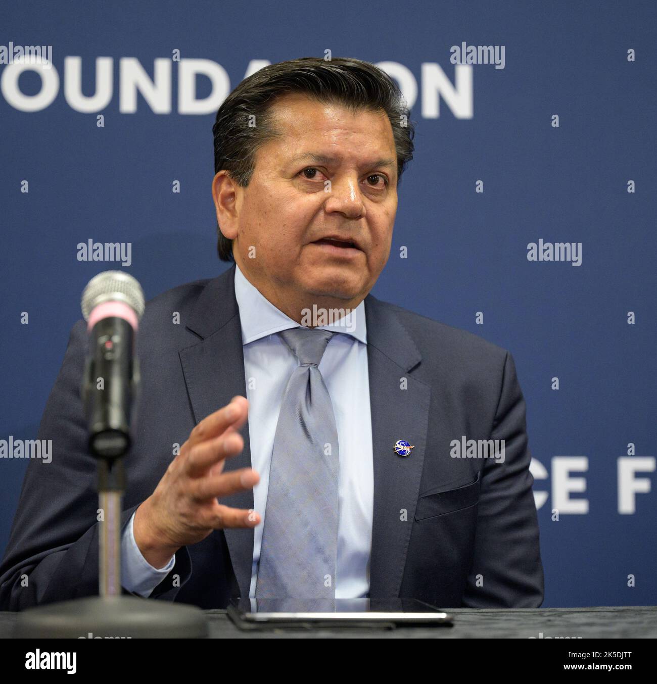 Andres Martinez della NASA, Exploration Systems Development Directorate, parla di piccole missioni spaziali e CubeSat al 37th Space Symposium a Colorado Springs il 6 aprile 2022. Foto Stock