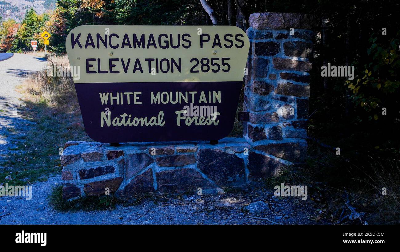 ALBANY, NEW HAMPSHIRE, USA - 1 OTTOBRE 2022: Cartello White Mountain per Kancamagus Pass Elevation 2855 Kancamagus Highway nella stagione autunnale Foto Stock