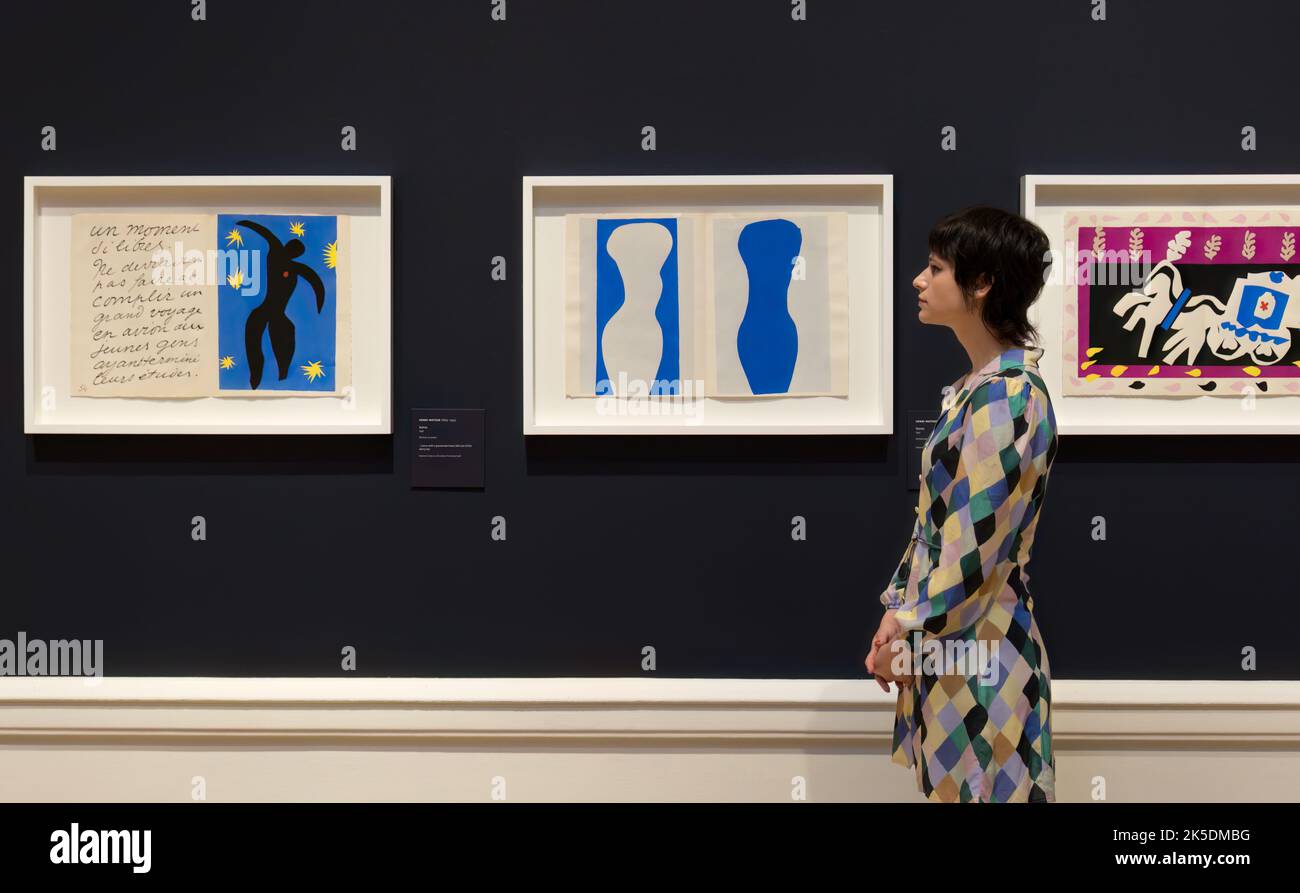 Una mostra Taste for Impressionism alla Scottish National Gallery di Edimburgo, Scozia: Un membro dello staff ammira le stampe jazz di Henri Matisse Foto Stock