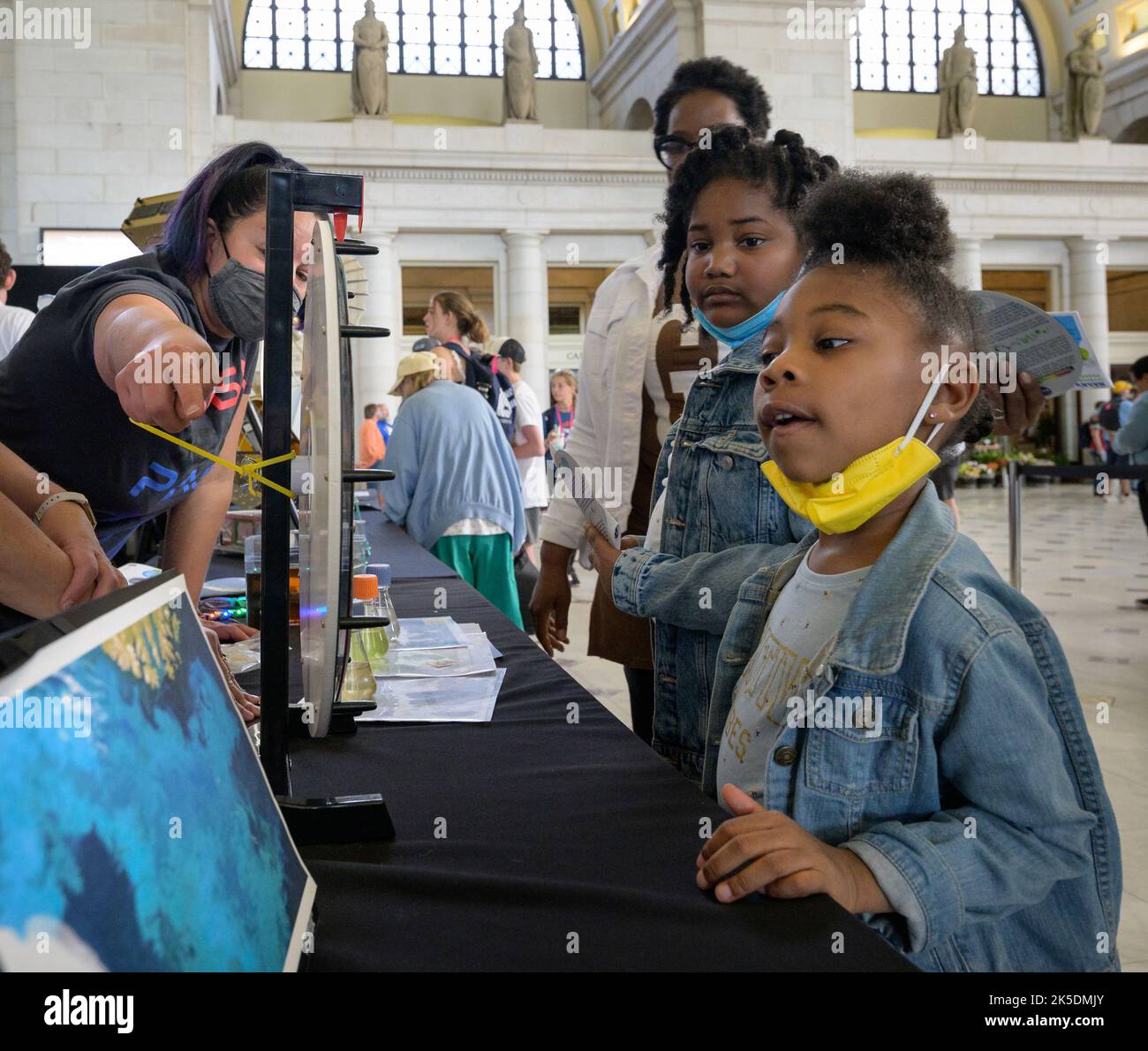 Durante la giornata della Terra, il 22 aprile 2022, i visitatori della Union Station di Washington, D.C., hanno esplorato le mostre pratiche della NASA che presentano dimostrazioni di scienza, tecnologia e esplorazione spaziale. Foto Stock