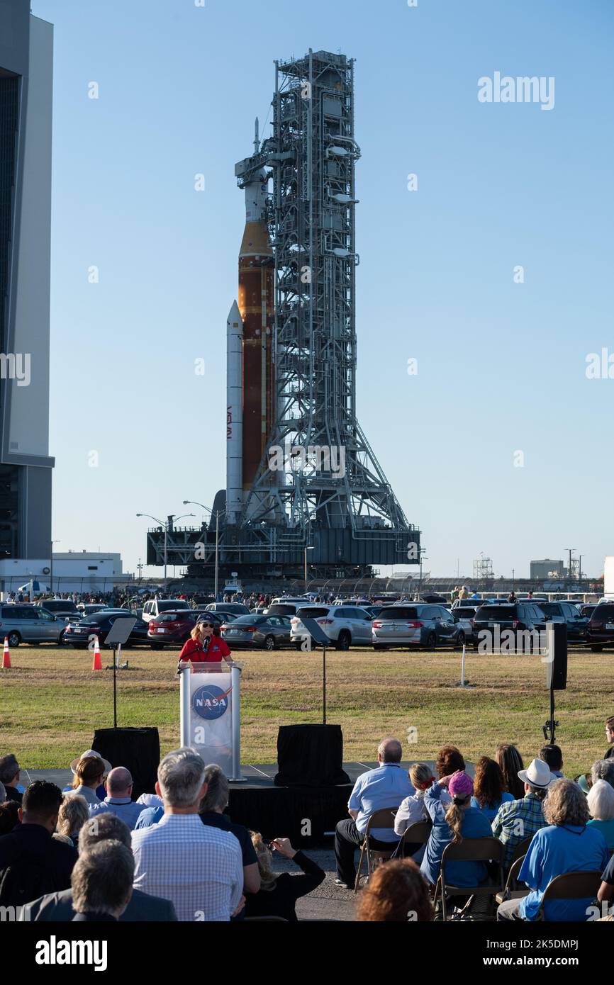 Il direttore del KSC Janet Petro pronuncia le sue osservazioni come SLS con Orion Rolls da High Bay 3 al Launch Complex 39B per le prove con abito bagnato Artemis i il 17 marzo 2022. Foto Stock