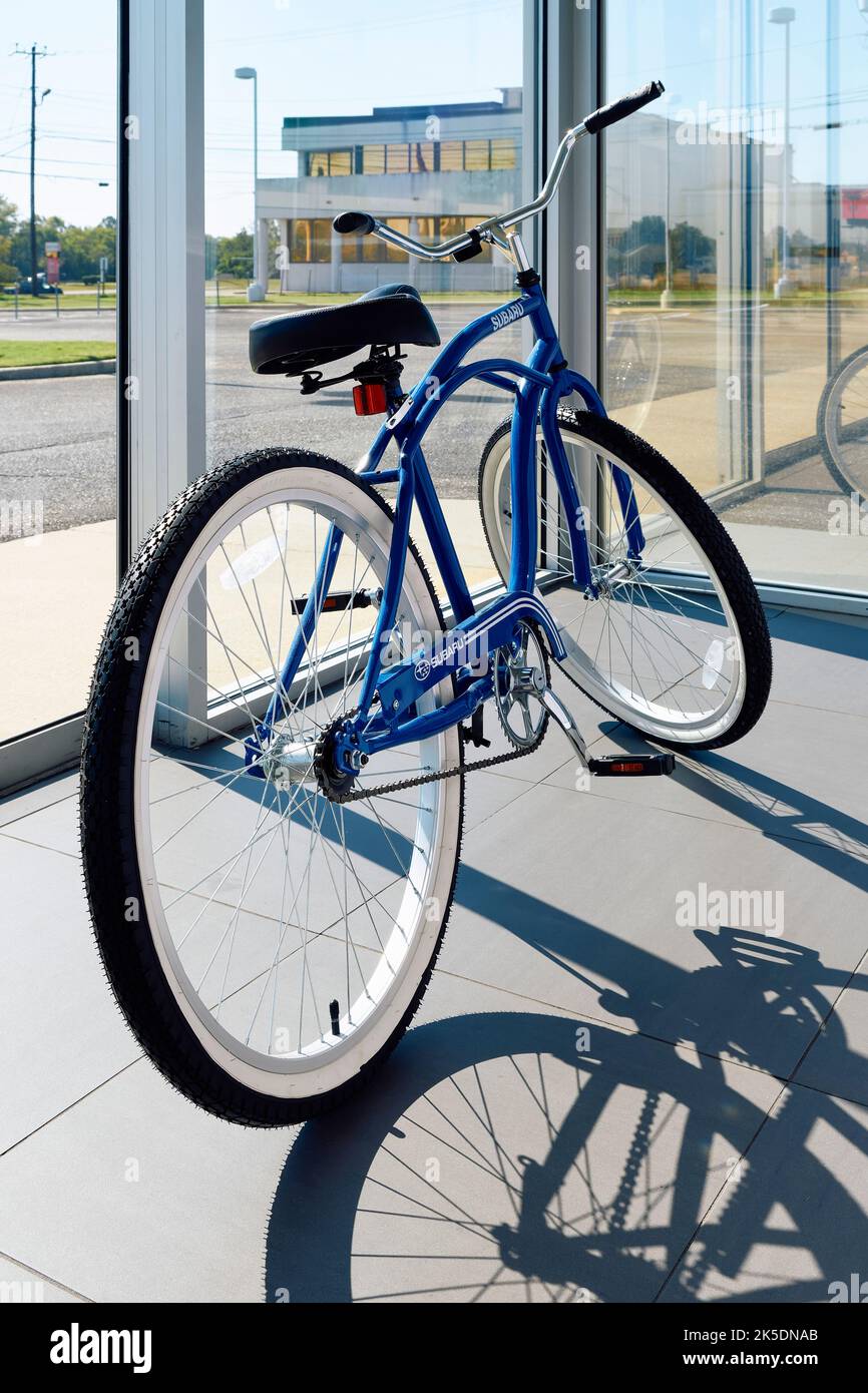 Bicicletta o bicicletta standard blu per ragazzi o uomini in una vetrina in una concessionaria Subaru a Montgomery Alabama, USA. Foto Stock