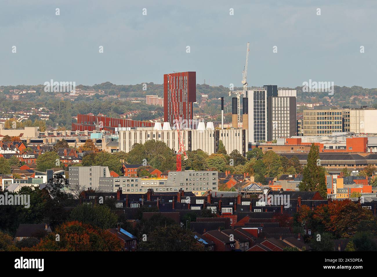 Una vista del centro citta' di Leeds con l'edificio Broadcasting Place che ha un rivestimento arrugginito. Foto Stock